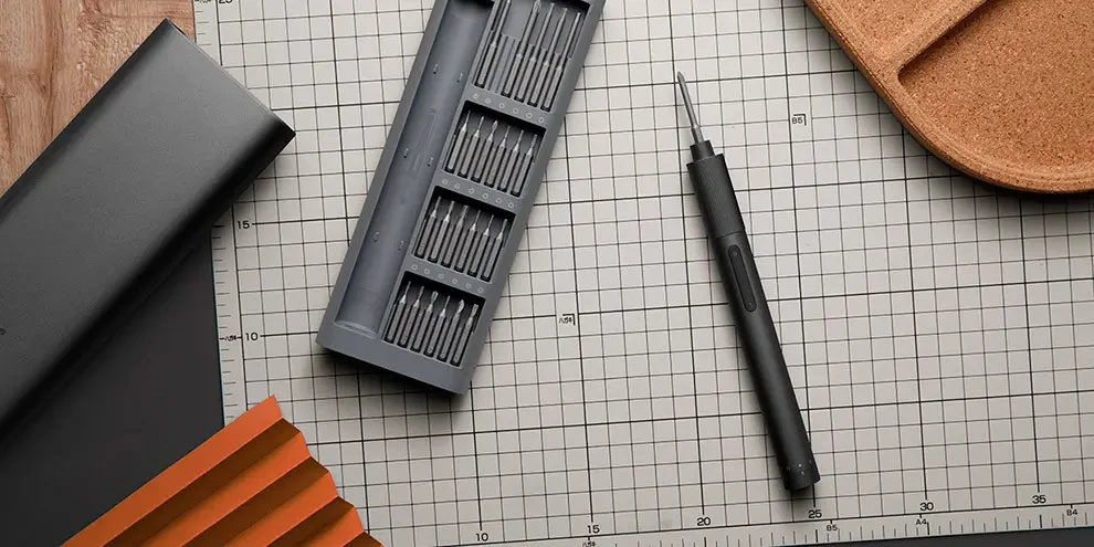 Електровикрутка Xiaomi Mijia поруч із паперовою коробкою упаковки