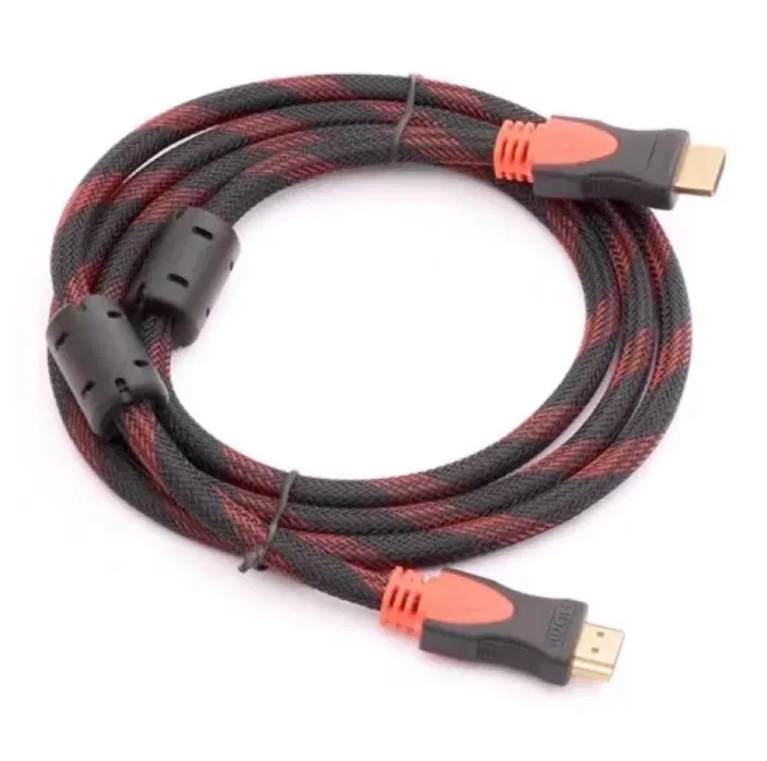 Позолочений штекер HDMI кабелю крупним планом на світлому фоні
