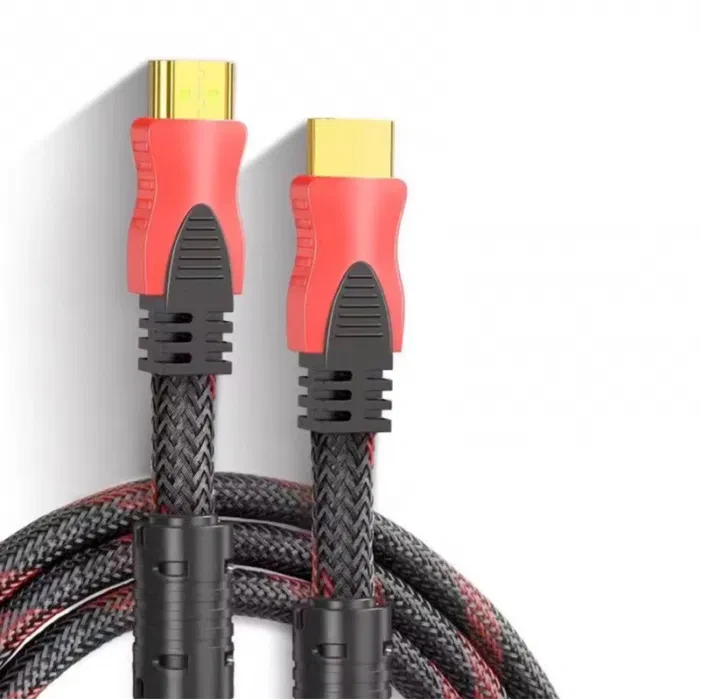 Чорна нейлонова оплітка кабелю HDMI крупним планом біля штекера