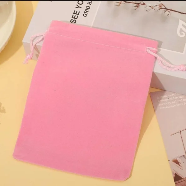 Рожевий оксамитовий мішечок Yellow Square 13×18 см із затяжкою, вигляд спереду