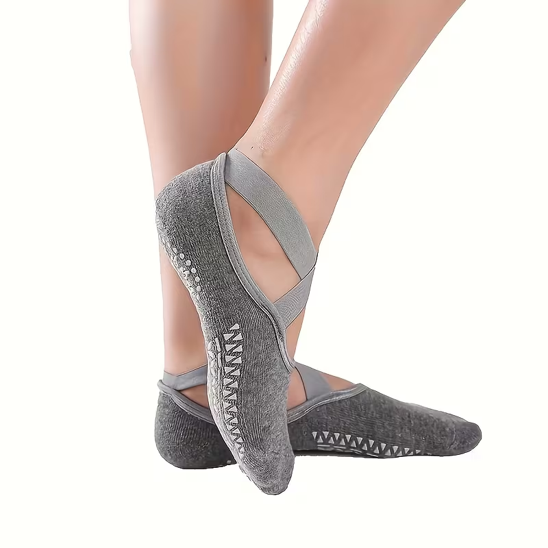 Відкрита стопа сірої шкарпетки, ракурс спереду